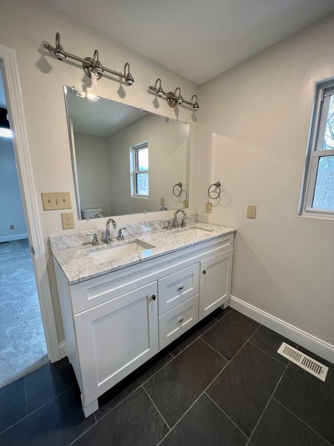 Building Photo - Beautifully Renovated Home!  5 Bedroom, 3 ...