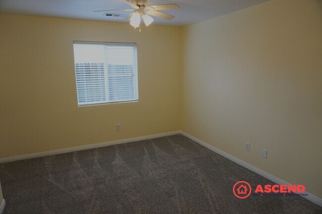 Building Photo - North Bakersfield 3 Bed + Den | Spacious Yard