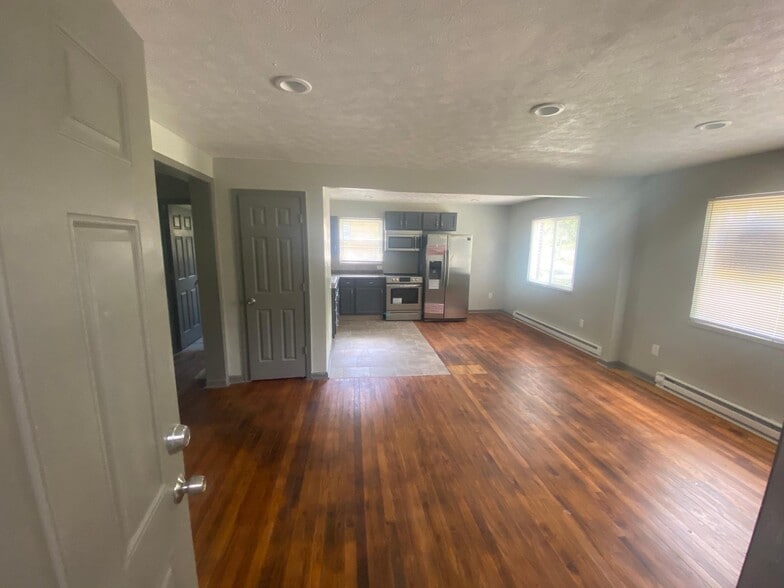 Building Photo - 412 W Parkwood Dr