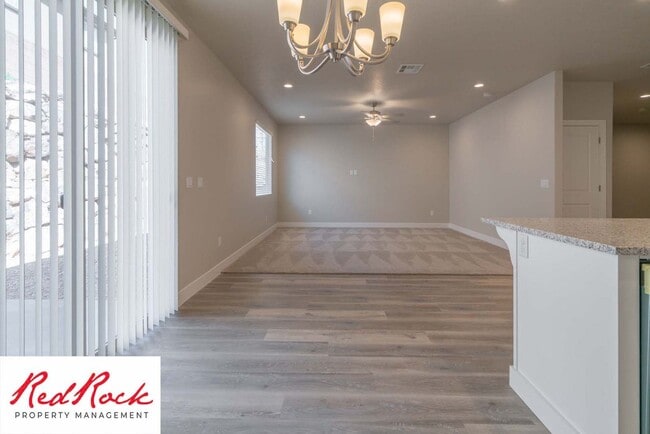 Building Photo - Modern 4-Bed Townhome in Hurricane Heights