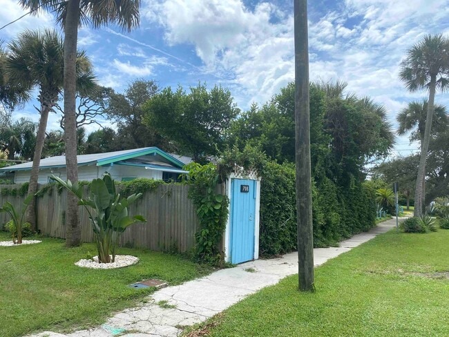 Building Photo - Beautiful large studio 2 blocks from the beach