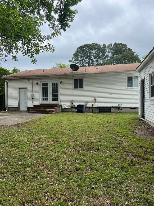 Building Photo - 223 Larissa Dr