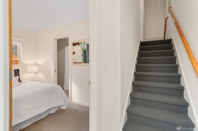 Building Photo - Stunning Townhome in the heart of Columbia City