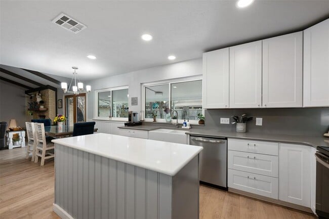 Building Photo - 117 Shady Oak Dr