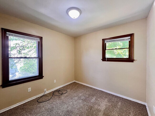 Building Photo - 2 Bedroom House