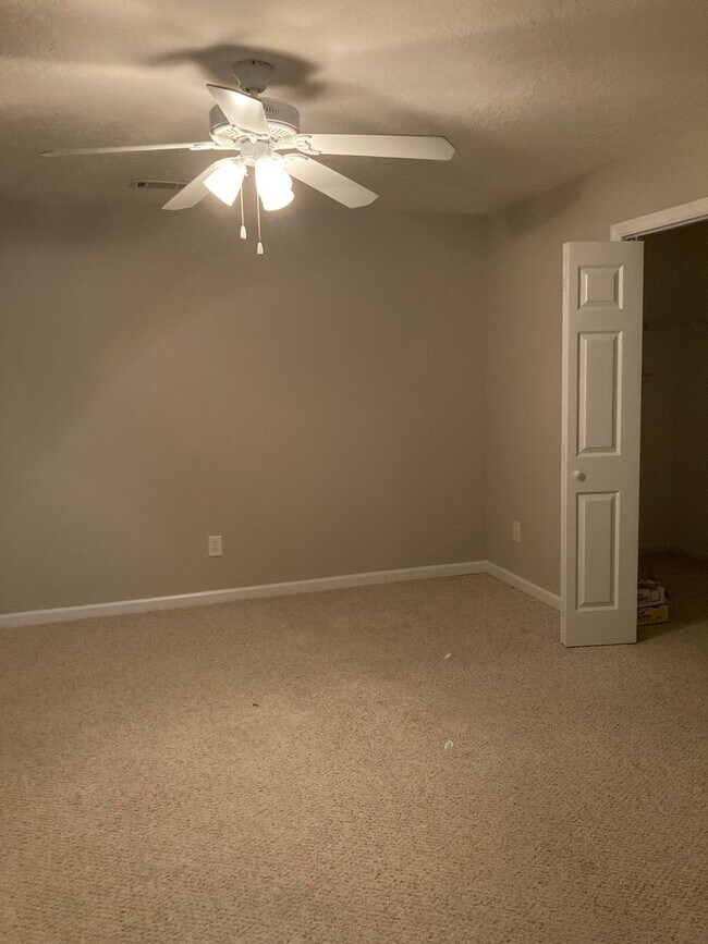 Building Photo - 3 Bed/3 Bath Townhome with Screened in Por...