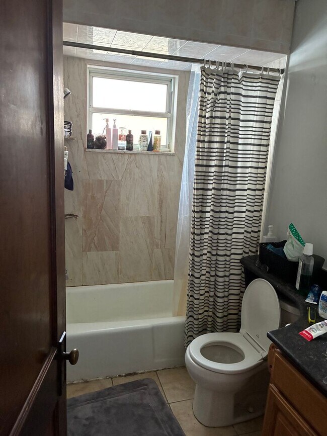 Building Photo - 5 Potential Bedroom, 2 Kitchens, 2 Bath Available 7/1 NEAR CAMPUS!!!!