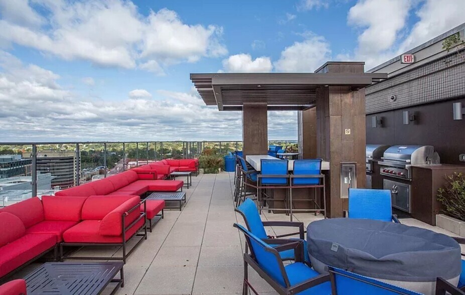 Rooftop Deck - 851 N Glebe Rd