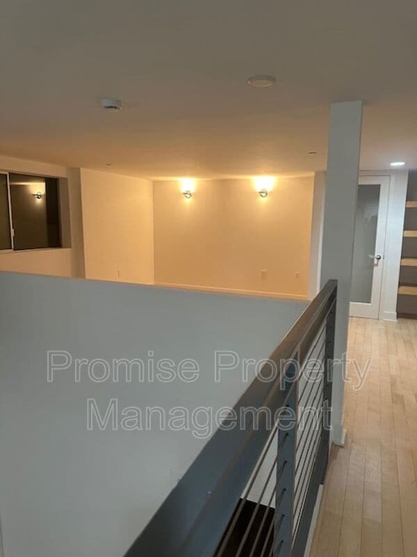 Building Photo - 12837 Moorpark St