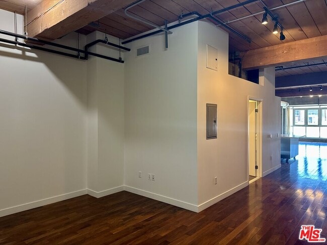Building Photo - 530 S Hewitt St