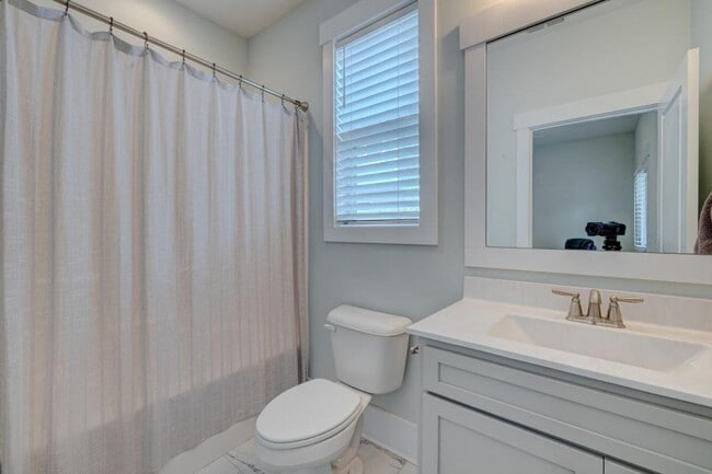 Building Photo - 1817 Bungalow Row