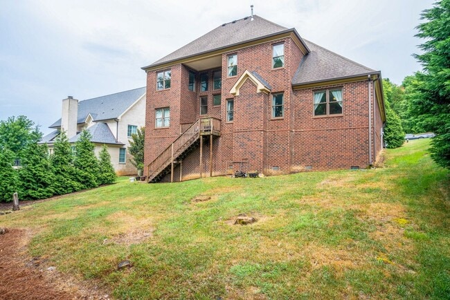 Building Photo - Custom built home in a great location in B...