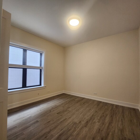 Building Photo - 822 W Waveland Ave