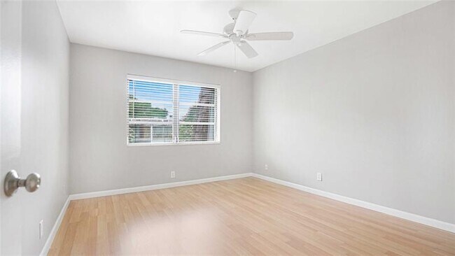 Building Photo - 3111 Oakland Shores Dr