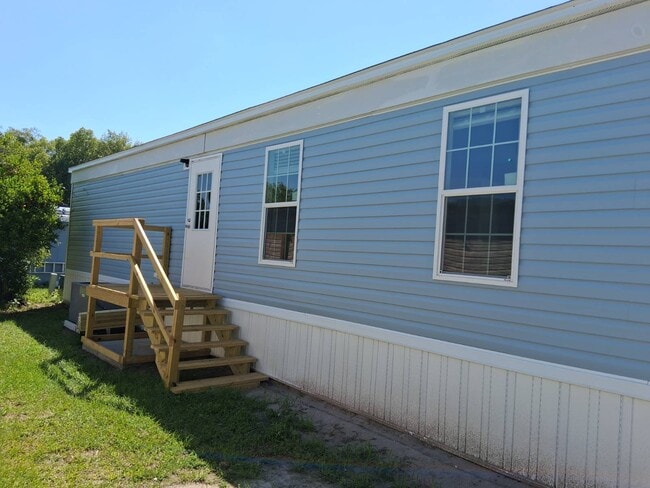 Building Photo - 1800 E Graves Ave