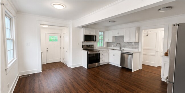 Building Photo - Charming Greenville Home
