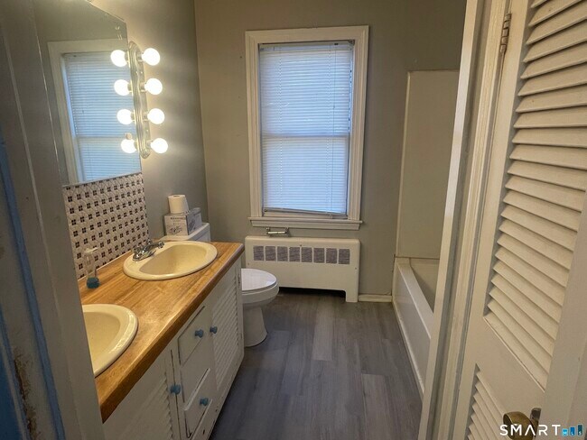 Building Photo - 521 Mill St