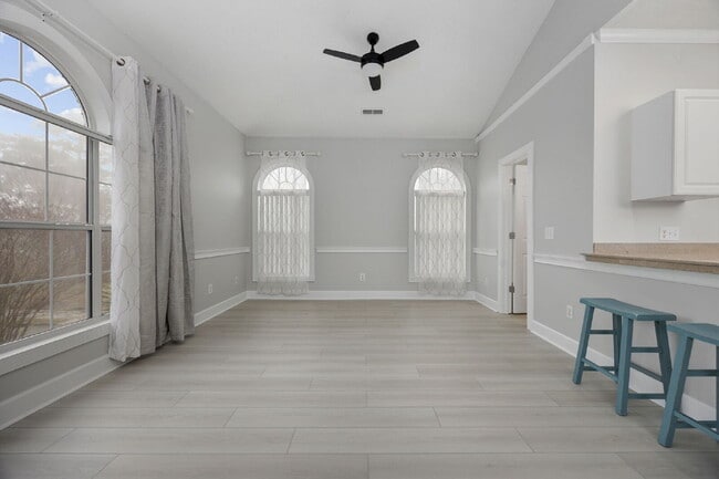 Building Photo - 1 Bedroom Condo in Myrtle Beach with Elevator