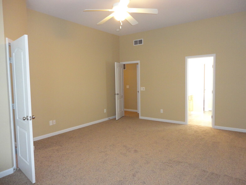 Building Photo - 2544 Softwind Ct