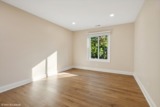 Building Photo - 224 W Ct of Shorewood