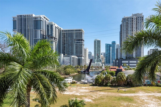 Building Photo - 401 SW 4th Ave