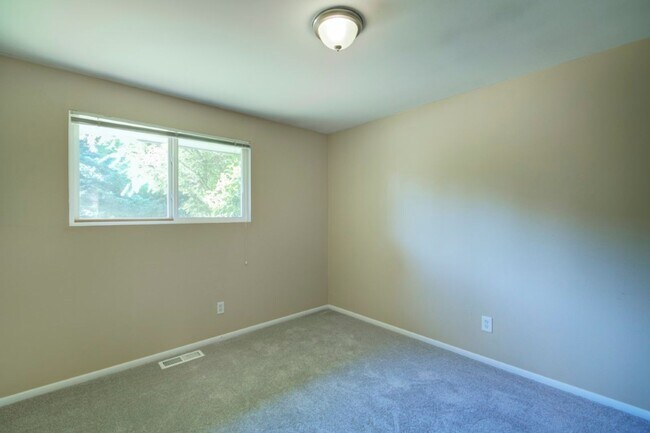 Building Photo - 3Bd/1.75Ba Kirkland House