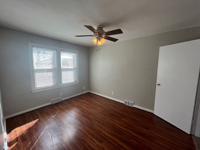 Building Photo - 3 Bedroom in Alton