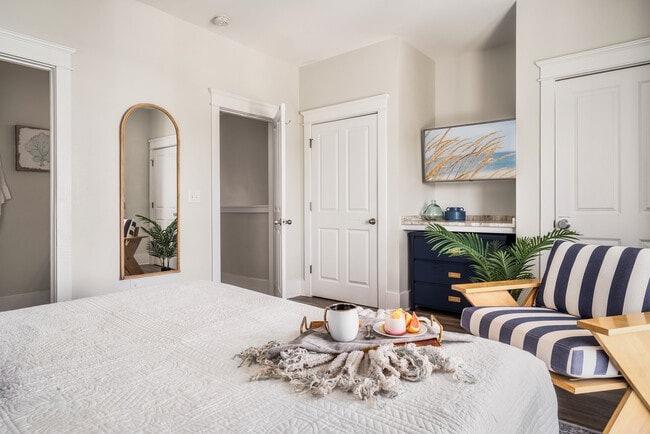 Building Photo - 105 W 7th St