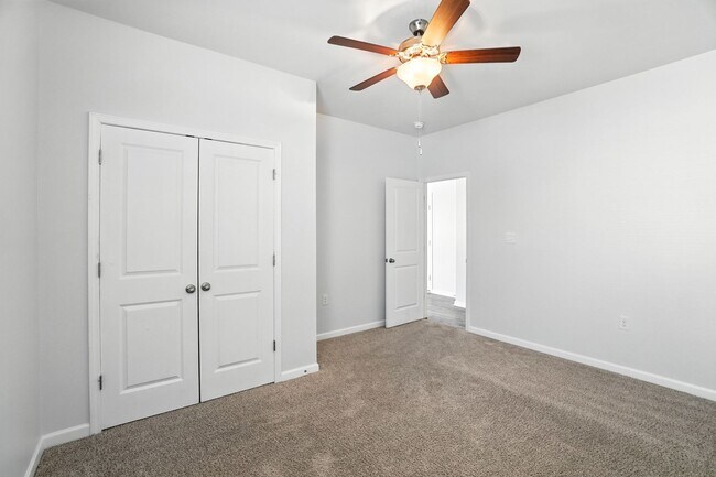 Building Photo - Stunning home, Move-in Ready!