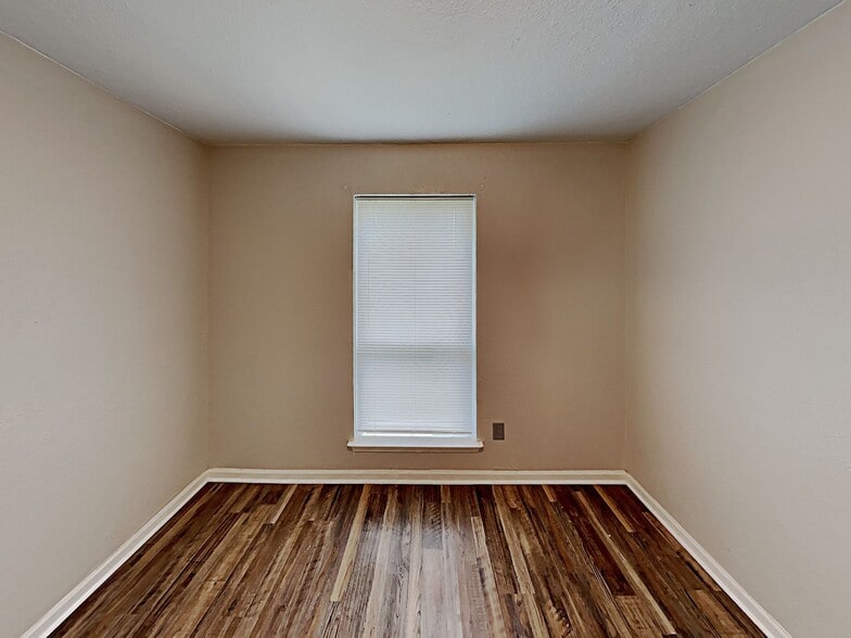 Building Photo - 939 N Pleasant Woods Dr