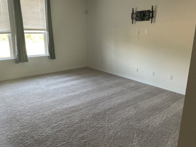 Building Photo - New beautiful 3/2.5 home with Office