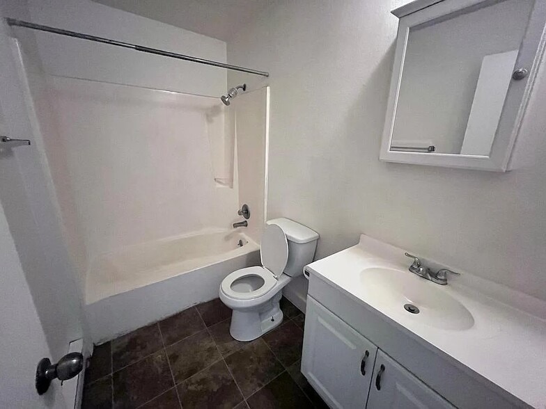 Building Photo - 4323 N Commercial Ave