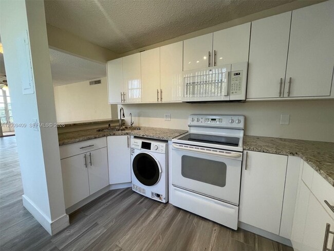 Building Photo - 9471 Evergreen Pl