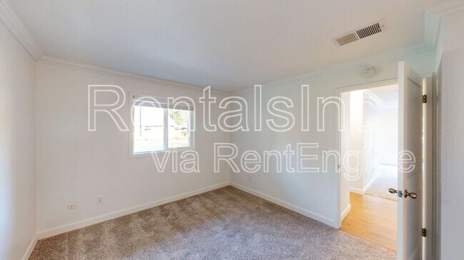 Building Photo - 354 Robinson St