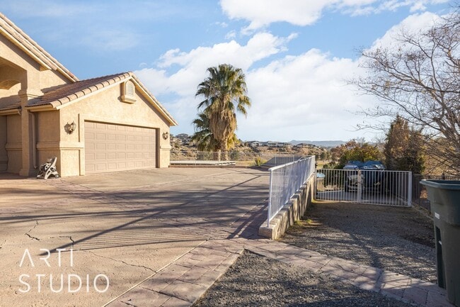 Building Photo - Spacious 3-Bedroom Walk-Out Basement Apartment in Desirable Bloomington Hills