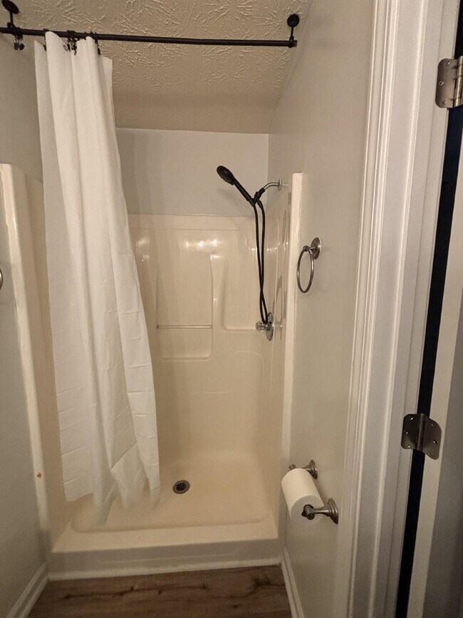 Building Photo - Half off rent in August