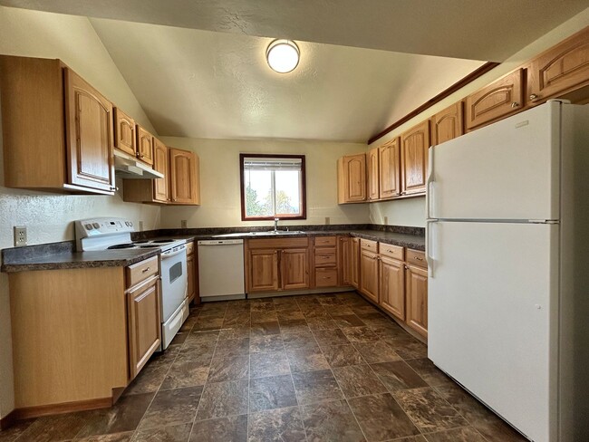 Building Photo - 2 bed, 1 Bath in Hamilton. Includes one ca...