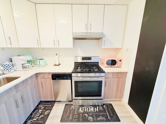 Building Photo - Charming 1BR Condo in Rego Park