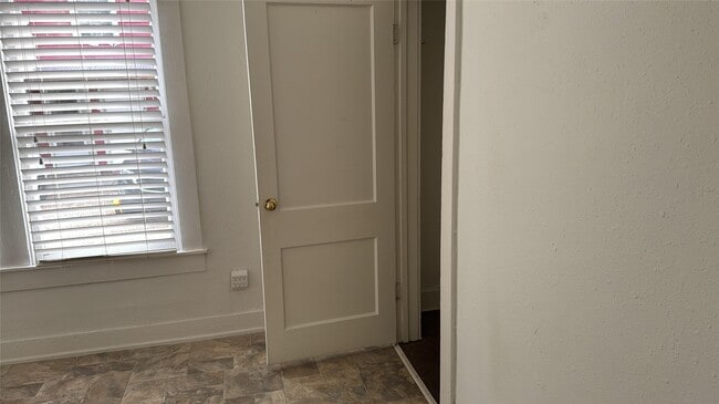 Building Photo - 111 E Lewis St