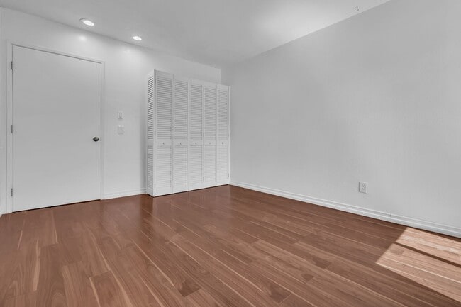 Building Photo - 1040 W MacArthur Blvd