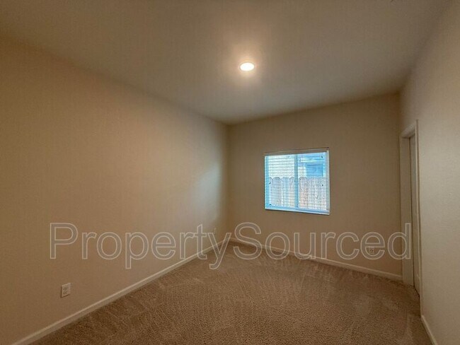 Building Photo - 437 Pendragon St