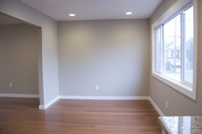 Building Photo - 2bed/2bath, W/D in unit, garage, and all d...