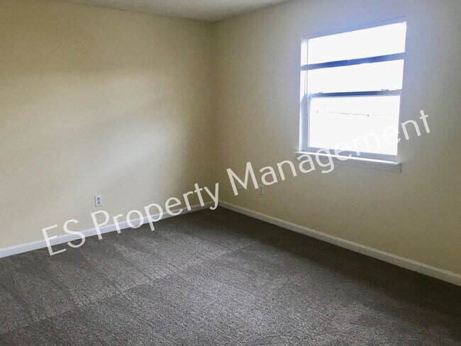 Building Photo - Great 3 Bedroom 2 Bathroom Ranch Style Hom...