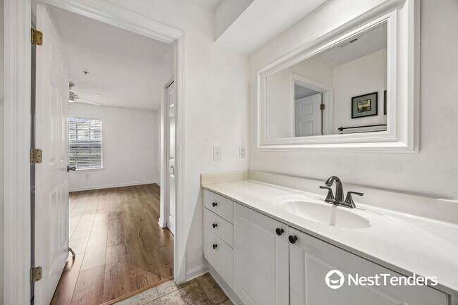 Building Photo - The Perfect One Bedroom Ground Floor Unit