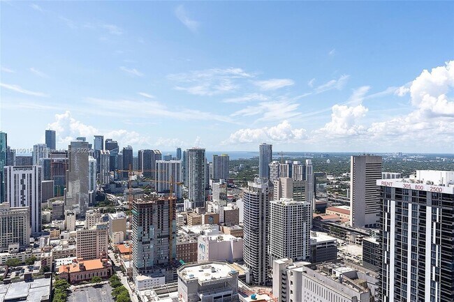 Building Photo - 601 NE 1st Ave