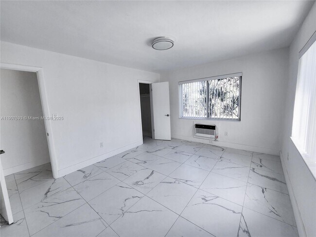 Building Photo - 2465 SW 27th St