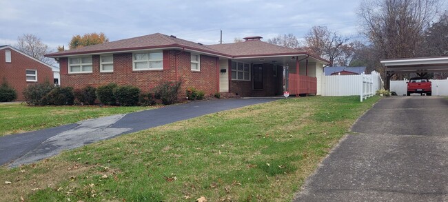 Building Photo - 3 bedroom/2 bath One Level Home w/fenced b...