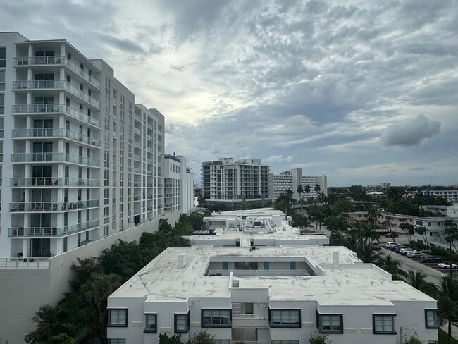 Building Photo - 3000 Riomar St