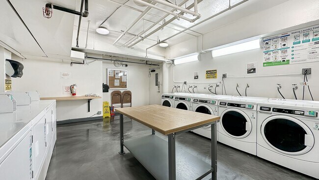 Building Photo - Large 1 bed 1 bath Nestled in Grand Lake Neighborhood