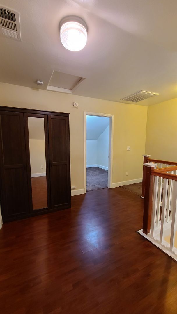 Building Photo - GREAT DOWNTOWN LOCATION!! GATED PARKING!